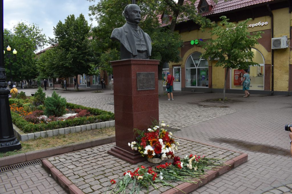 Ейск сегодня. Ненашев Василий Васильевич Ейск. Памятник Ненашеву в Ейске. Памятник Ейский Патриот Ейск. Новые скульптуры в Ейске.