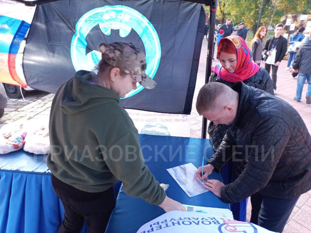 Глава Ейского района Роман Бублик и представители национальных общин плели  маскировочные сети | 04.11.2023 | Ейск - БезФормата